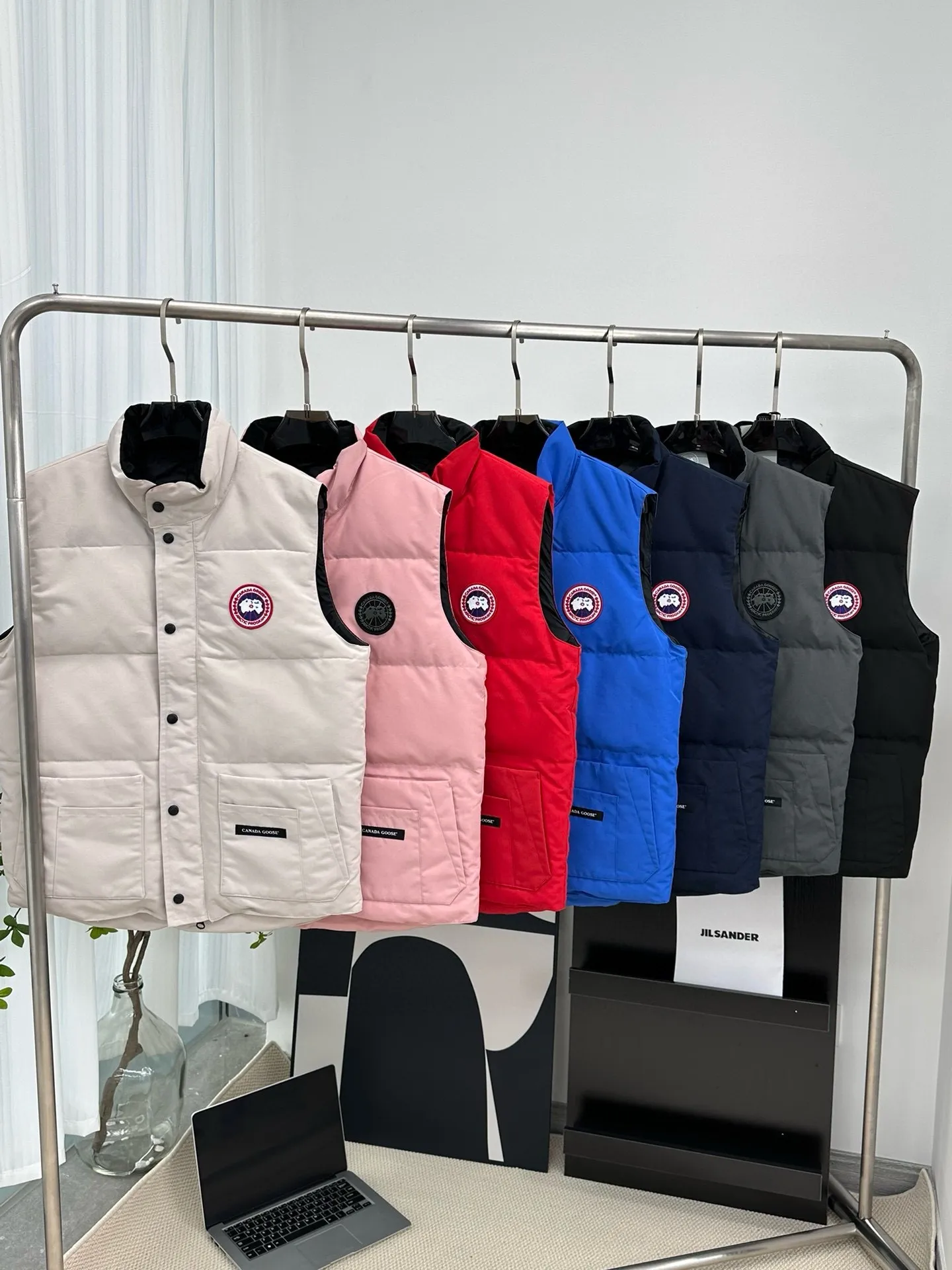 P380 [𝗖𝗮𝗻𝗮𝗱𝗲 𝗚𝗼𝗼𝘀𝗲] Canada Goose Couple Vest for Men and Women. 1⃣️Imported Behringer embroidery machine customized 10,000-needle embroidery logo 2⃣️Imported 18-count polyester-cotton blended original fabric 3⃣️Authentic official website synchronized with the new national standard 80% white duck down 4⃣️100% nylon nylon lining with double double-layer sealing design 5⃣️Yoshida YKK customers provide original factory customized electroplating sliders 6⃣️All auxiliary materials and hardware are disassembled and customized! 1:1 restore the official website Color: off-white, leather pink, bright red, sapphire blue, navy blue, black 𝗦𝗜𝗭𝗘:𝗫𝗦-𝗫𝗫𝗟